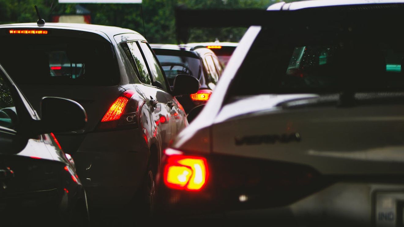 Trafic îngreunat pe Autostrada A1 Deva-Sibiu după ce două mașini au căzut de pe platforma care le transporta