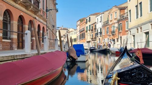 Conducerea Primăriei Veneția construiește sală de dușuri pentru angajați / Printr-o circulară se cere "o mai mare atenție la igienă personală” / Din cauza mirosurilor insuportabile din birouri, angajații sunt rugați să-și înceapă ziua cu un duș