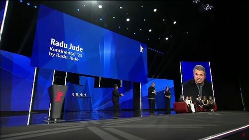 Mesajul politic al regizorului Radu Jude de pe scena Berlinalei, unde a primit „Ursul de Argint” pentru „Kontinental 25”