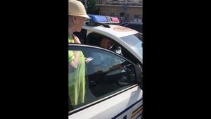 VIDEO O femeie în vârstă de 81 de ani a fost sancționată de polițiști în București pentru că a traversat pe culoarea roșie a semaforului / Ea spune că a pornit pe verde, dar semaforul s-a schimbat când era la jumătatea drumului