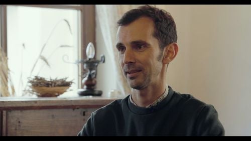 VIDEO Omul care colorează satele din Banat