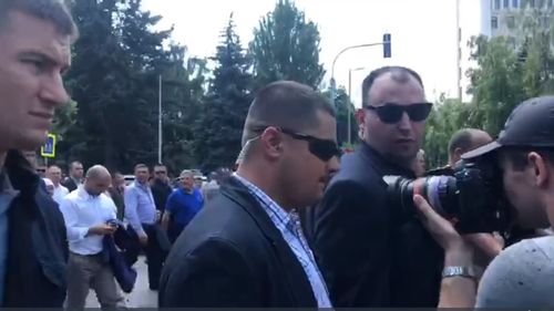 Plahotniuc nu a făcut niciun pas în afara cercului format din bodyguarzii care îmbrânceau jurnaliștii prezenți la mitingul din Chișinău