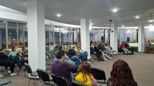 Cum a folosit AUR un show de comedie, promovat ulterior pe rețelele de socializare drept întâlnire cu tineretul partidului / Unii dintre participanți spun că nu știau că vor participa la un eveniment politic