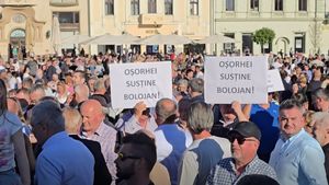În jur de patru mii de persoane participă în Oradea la mitingul de susţinere pentru premierul Ilie Bolojan