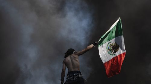 120 de răniţi în Mexic, la un protest împotriva politicii de securitate a guvernului / ”E un narcoguvern vândut care vrea să-i apere pe corupţi şi cartelurile, în locul poporului"
