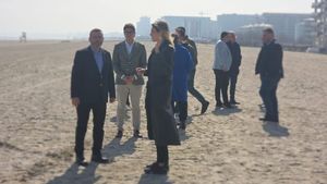 VIDEO FOTO Ministra Mediului, control în Năvodari, pe plaja unde primăria vrea să construiască o parcare / Firma unui comisar de Mediu a trecut bucata de nisip în acte ca „pământ argilos”, construcția pe plajă fiind ilegală