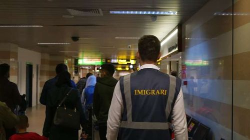 Fostul șef de la Imigrări Ialomița, Rareș Bulimej, a recunoscut că a luat mită peste 20.000 de euro, pentru a urgenta actele de angajare ale unor cetățeni străini