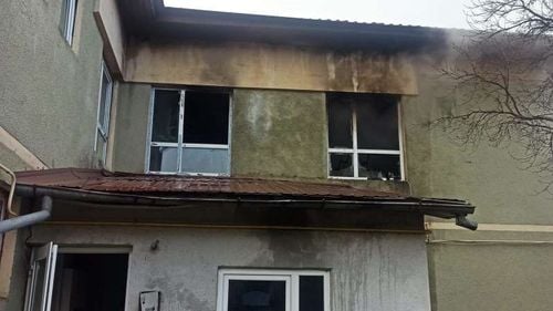 Incendiu la un imobil din Huşi, în care funcţionează o creşă şi un adăpost social / Doi răniţi, alte şase, printre care şi trei copii, au fost evacuate