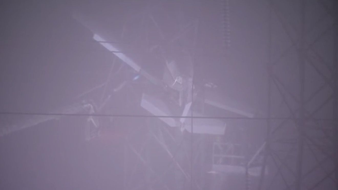 VIDEO Un avion de mici dimensiuni s-a prăbuşit peste linii electrice, în apropriere Washington / Accidentul a provocat întreruperi masive de curent electric / În avion s-ar afla două persoane, însă în viață