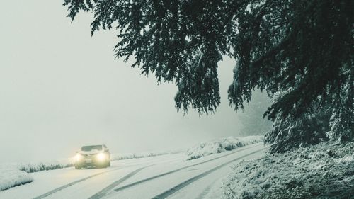 METEO Vreme deosebit de rece şi vijelii în aproape toată ţara, luni şi marţi / Lapoviţă şi ninsoare la munte, strat de zăpadă de până la şase centimetri