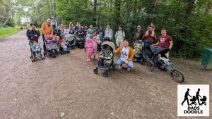Un tată din Marea Britanie înființează un grup comunitar de mers pe jos pentru bărbații cu copii