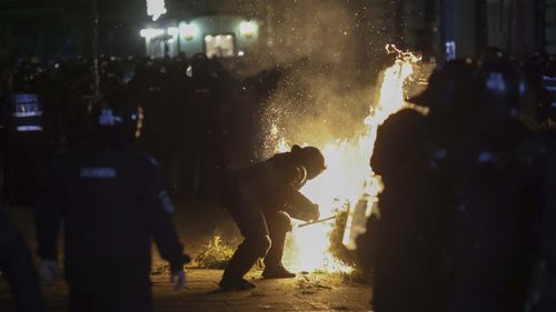 VIDEO Candidatura lui Călin Georgescu a fost invalidată de Biroul Electoral Central / Violențe la sediul BEC, susținătorii lui Georgescu au aruncat cu pietre și scaune în jandarmi și au incendiat mobilier