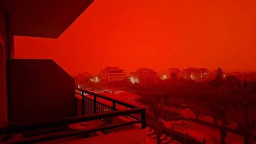 Un bărbat a murit aproape de Atena în timpul unei furtuni / Praful din Sahara acoperă insula Creta