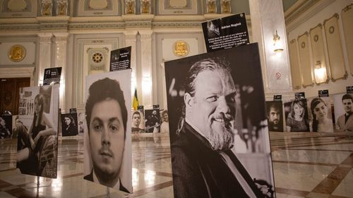 Victimele incendiului de la clubul Colectiv, comemorate într-o expoziție la Senat