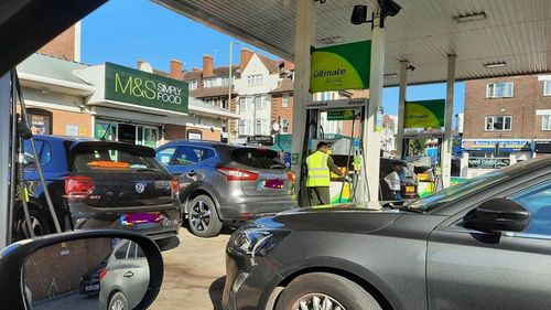 Guvernul britanic plănuiește o schemă temporară pentru a înlesni recrutarea temporară a șoferilor de camioane străini în timp ce cozile la benzină se extind