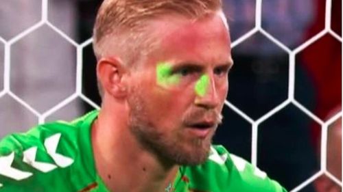 VIDEO Deși deranjat de un laser din tribune, portarul danez Kasper Schmeichel a apărat penalty-ul lui Harry Kane