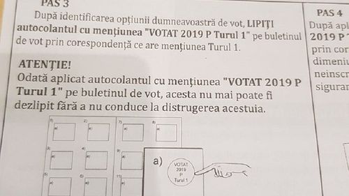VIDEO Imagini prezentate de un român din Londra arată că autocolantul cu menţiunea ”Votat”, utilizat la votul prin corespondenţă, se poate dezlipi şi lipi din nou cu uşurinţă