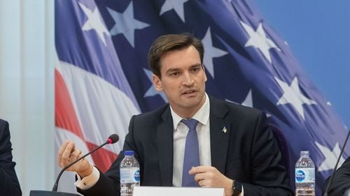 VIDEO Dezbatere G4Media și FPEE pe dezinformarea din sănătate/ Andrei Baciu, președintele CNAS: Se impune să antrenăm foarte mult „acest mușchi al comunicării oficiale” în spațiul din care oamenii își iau informațiile / Unul din trei români se informează exclusiv din online