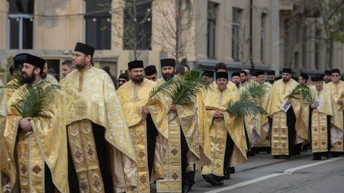 ”Îndreptar” pentru preoții ortodocși, aprobat de BOR: Clericul sau monahul care e membru de partid sau exprimă susţinerea faţă de un candidat încalcă legământul depus la hirotonie / Preoților li se permite să candideze la alegeri doar independenți