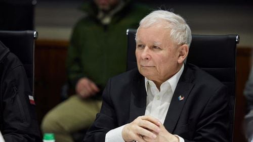 Polonezii au protestat în fața casei liderului partidului de guvernământ din cauza politicilor și ideilor sale despre femei / Kaczynski a spus că rata natalității din Polonia este scăzută pentru că femeile tinere beau prea mult alcool