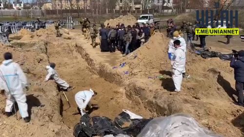 O groapă comună, cu şase cadavre cu semne de execuţii, trei cu mâinile legate la spate şi două cu găuri de glonţ în ceafă, descoperită lângă Herson. Ruşii au aruncat în aer casa în care locuiau cei şase, după ce i-au ucis