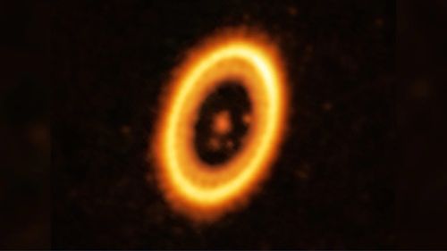 O lume rară „troiană”: Astronomii ar fi descoperit două exoplanete care au aceeași orbită în jurul unei stele tinere