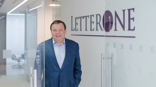 Oligarhii ruși Petr Aven și Mihail Fridman scapă de sancțiunile europene