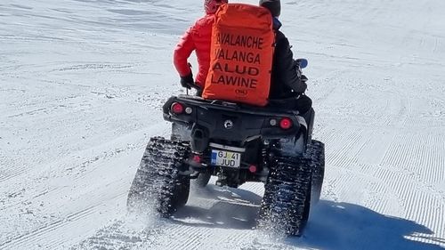 Zăpadă consistentă în Parâng și Retezat / Salvamontiștii recomandă să se evite deplasarea pe trasee / Pentru vineri a fost emisă o avertizare de Cod roşu de vânt puternic