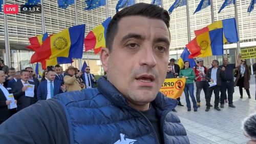 VIDEO George Simion și partidul extremist AUR ventilează teoriile conspirației despre ”orașul de 15 minute”, mâncatul gândacilor și ”închisoarea copiilor”, într-un protest în fața Comisiei Europene: ”Se pregătesc ultimele tunuri împotriva României!”