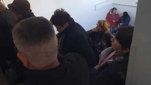 Bolnavii de cancer, nevoiți să stea la coadă, cu orele, pe treptele Spitalului Schuller din Ploiești / Medic: ”Acesta este spațiul de care dispunem, nu avem ce face”