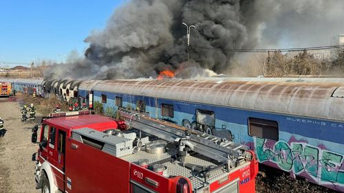 Incendiu la 15 vagoane dezafectate, în zona de triaj dintre Gara Basarab și Podul Grant