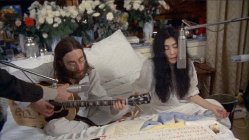 Yoko Ono primește ceasul pe care îl purta John Lennon înainte de a muri / Un italian a cumpărat ceasul, un Patek Philippe 2499, însă acesta era furat de șoferul cuplului / Valorează astăzi 4,2 milioane de euro