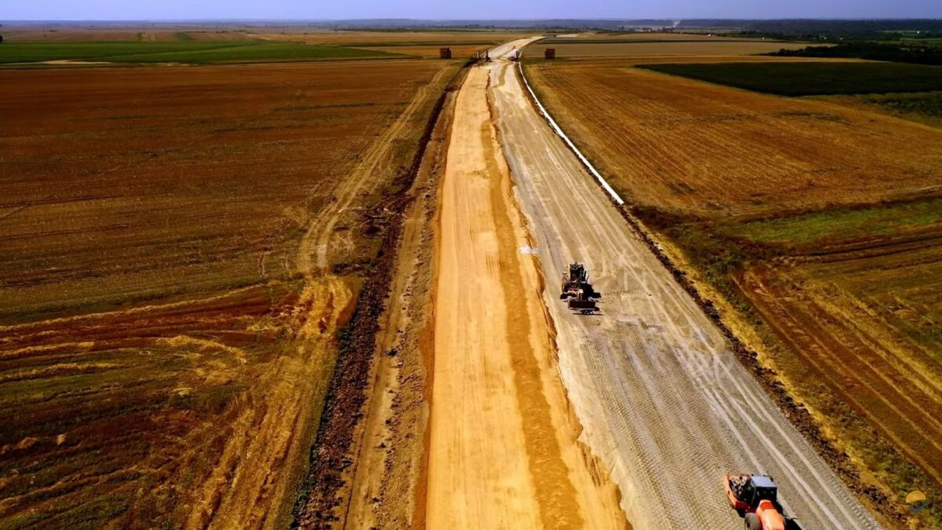 Contracte de aproape 3,5 miliarde de lei pentru trei obiective de infrastructură rutieră au fost semnate miercuri / Lucrări pe autostrăzile Sibiu - Făgăraș, A8 Târgu Mureş - Târgu Neamţ și A0 Centura Bucureștiului