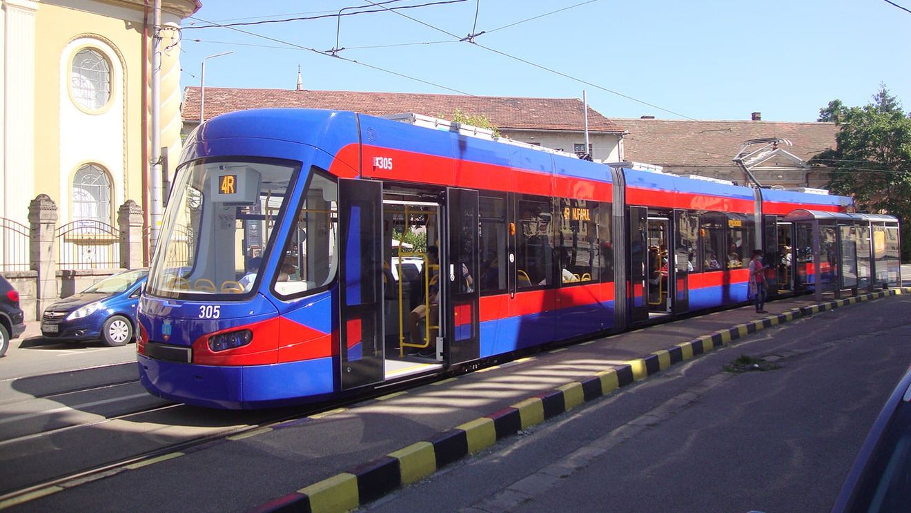 Două tramvaie s-au ciocnit la Oradea, o persoană a fost rănită