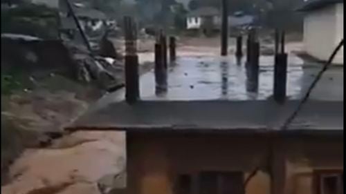 Sute de oameni ar putea să fi fost prinși sub alunecări de teren în India