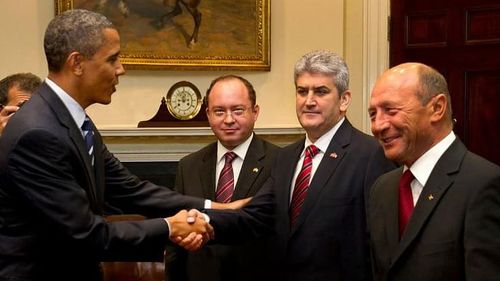 Euronews îl ironizează pe Gabriel Oprea pentru fotografia trucată în care dă mâna cu Obama