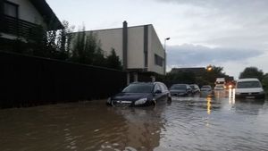 Șoselele inundate pot strica mașina: sfaturile unui  inginer auto pentru șoferi înainte să treacă prin apă adâncă / ”Dacă se trece cu viteză relativ mare, apa se ridică în fața mașinii”