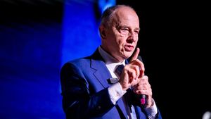 Cum s-a umflat scandalul Tal Hanan / Ciolacu, Lasconi, ministrul Digitalizării, președintele AEP cer mai multor instituții să verifice fermele de troli care ar fi folosite în campania lui Geoană
