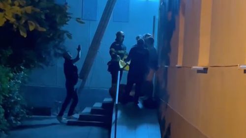 Femeia care şi-a aruncat copiii de la etajul I al unui hotel din Botoșani, arestată preventiv