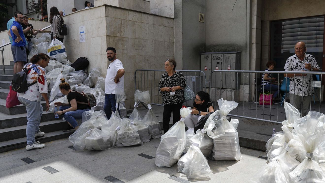 Trei zile de haos după alegeri: Cozi, saci pe trotuare și acuzații de fraudă la vot / „Nu am trăit așa ceva niciodată”