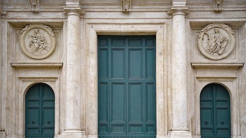 Menţinerea interdicţiei privind oficierea slujbelor, un atac la adresa libertăţii cultului religios, susţine episcopatul italian