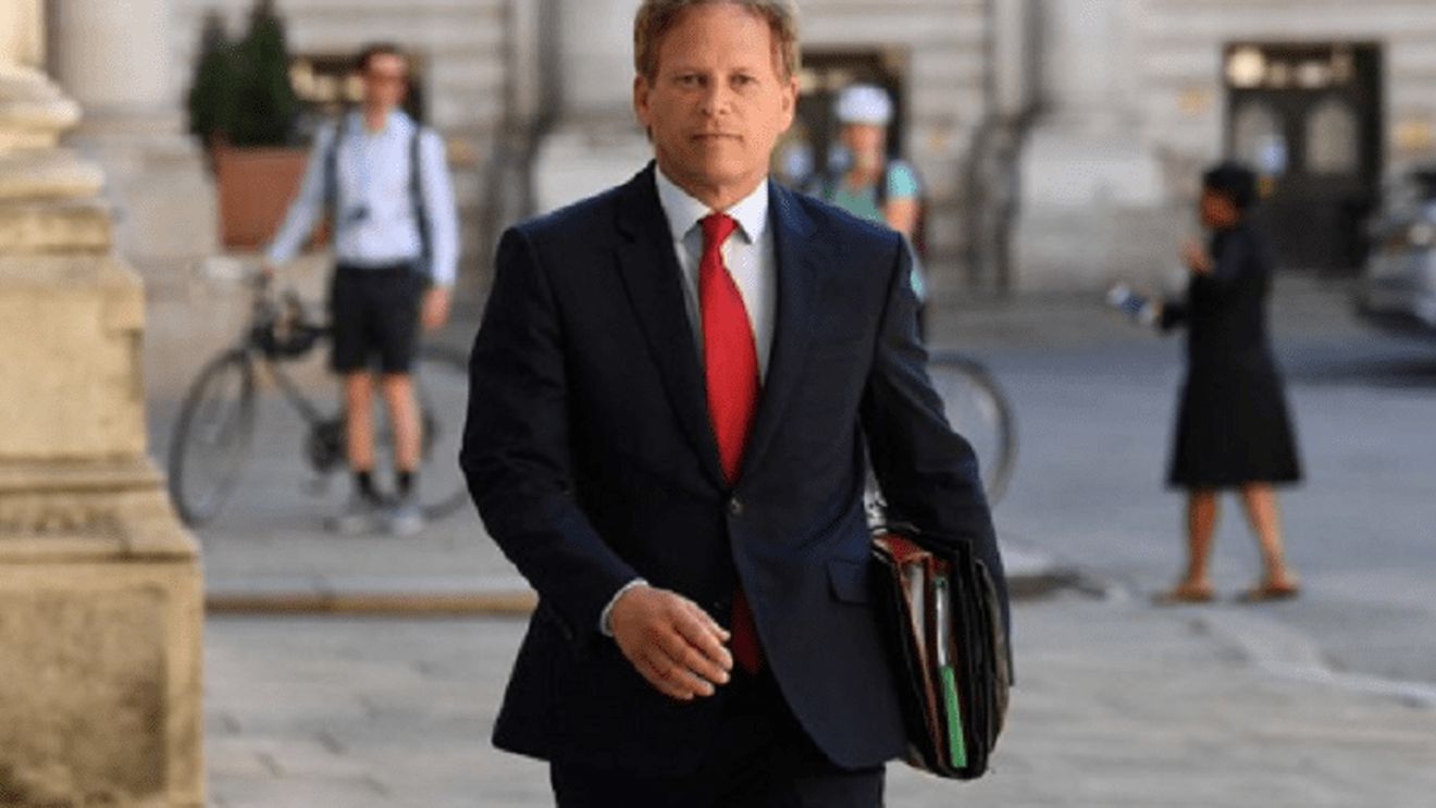 Ministrul Transporturilor din Marea Britanie a aflat prin telefon că va sta în carantină 14 zile când se va întoarce din concediul din Spania