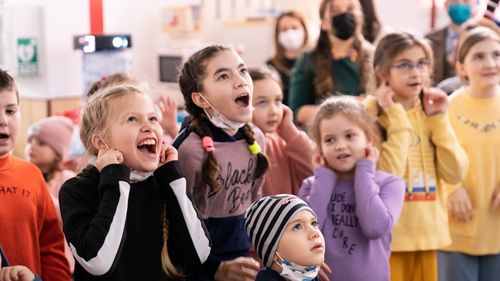 Ghidul voluntarului în criza refugiaților, realizat de Cantus Mundi, învață pe oricine cum să se joace prin muzică