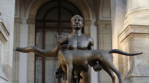 Acuzații de fals: statuia lui Traian cu lupoaica, făcută din alamă în loc de bronz. Primăria București a făcut plângere penală