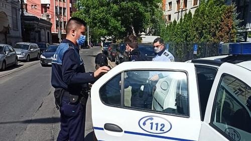 Bărbat încătuşat şi amendat de poliţiştii din Botoșani după ce a refuzat să poarte mască de protecţie