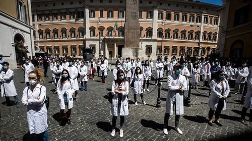 Ultimul val de coronavirus pune în pericol tratamentul bolnavilor de cancer în Italia / 4% din totalul personalului medical e suspendat pentru că nu s-a vaccinat și alte 12.800 de persoane sunt infectate
