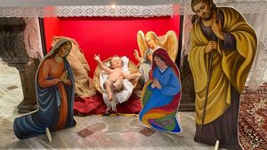 O scenă a Nașterii Domnului cu două mame în loc de Maria și Iosif i-a înfuriat pe conservatorii din Italia/ Preotul spune că atitudinea lui este conformă cu a Papei Francisc