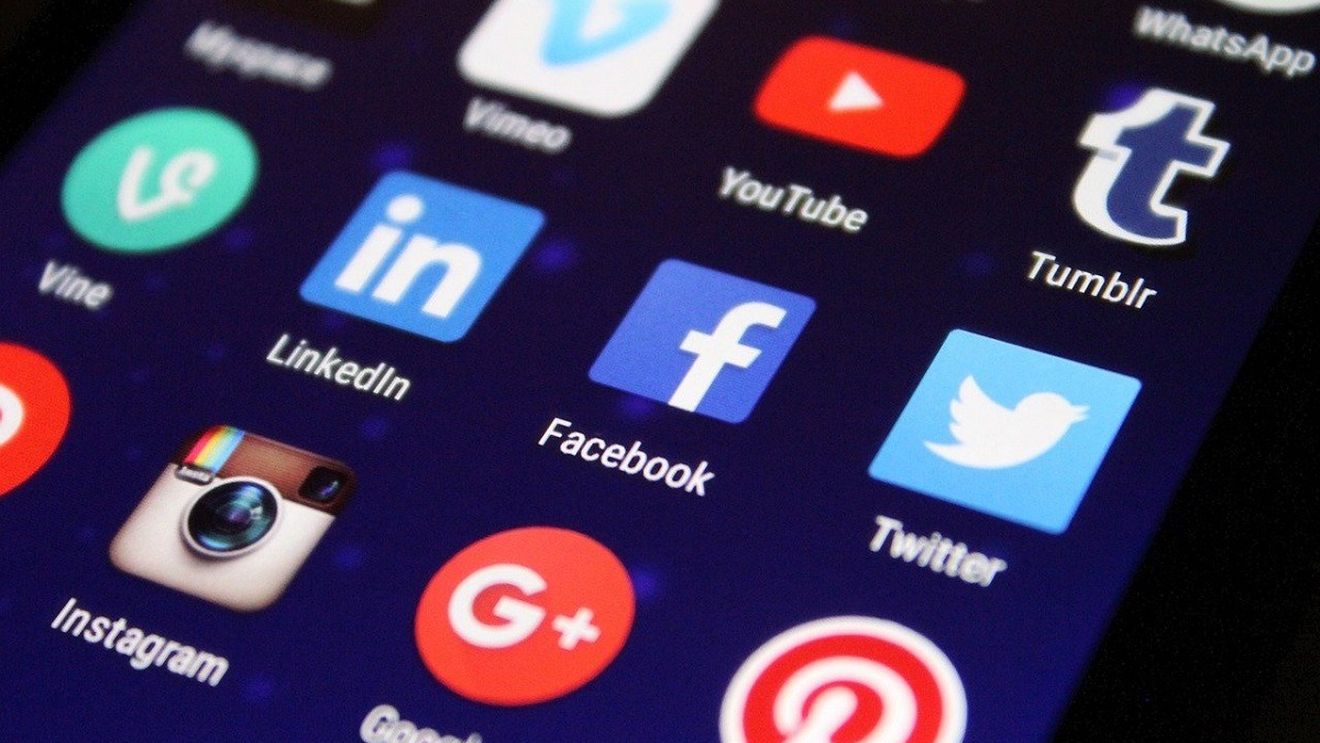 Interzis pe reţelele sociale din ianuarie, Donald Trump anunţă că depune o plângere colectivă în justiţie împotriva Facebook, Twitter, Google şi a şefilor lor executivi pentru „cenzură ilegală”