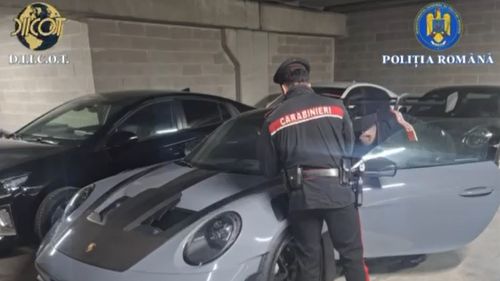 VIDEO 20 de mașini de lux, în valoare de aproximativ 1, 7 milioane euro, luate în leasing din România și transportate în Italia / Liderul grupării infracționale ar fi Petrea Alfred, urmărit internațional, care s-ar afla în relații apropiate cu membri ai organizației mafiote Ndragheta