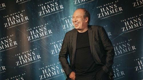 VIDEO Compozitorul de muzică de film Hans Zimmer, câștigător a două premii Oscar, și-a cerut partenera în căsătorie pe scenă, în timpul unui concert la Londra/ Zimmer e cunoscut și pentru că a scris "muzica" unor mașini electrice produse de BMW